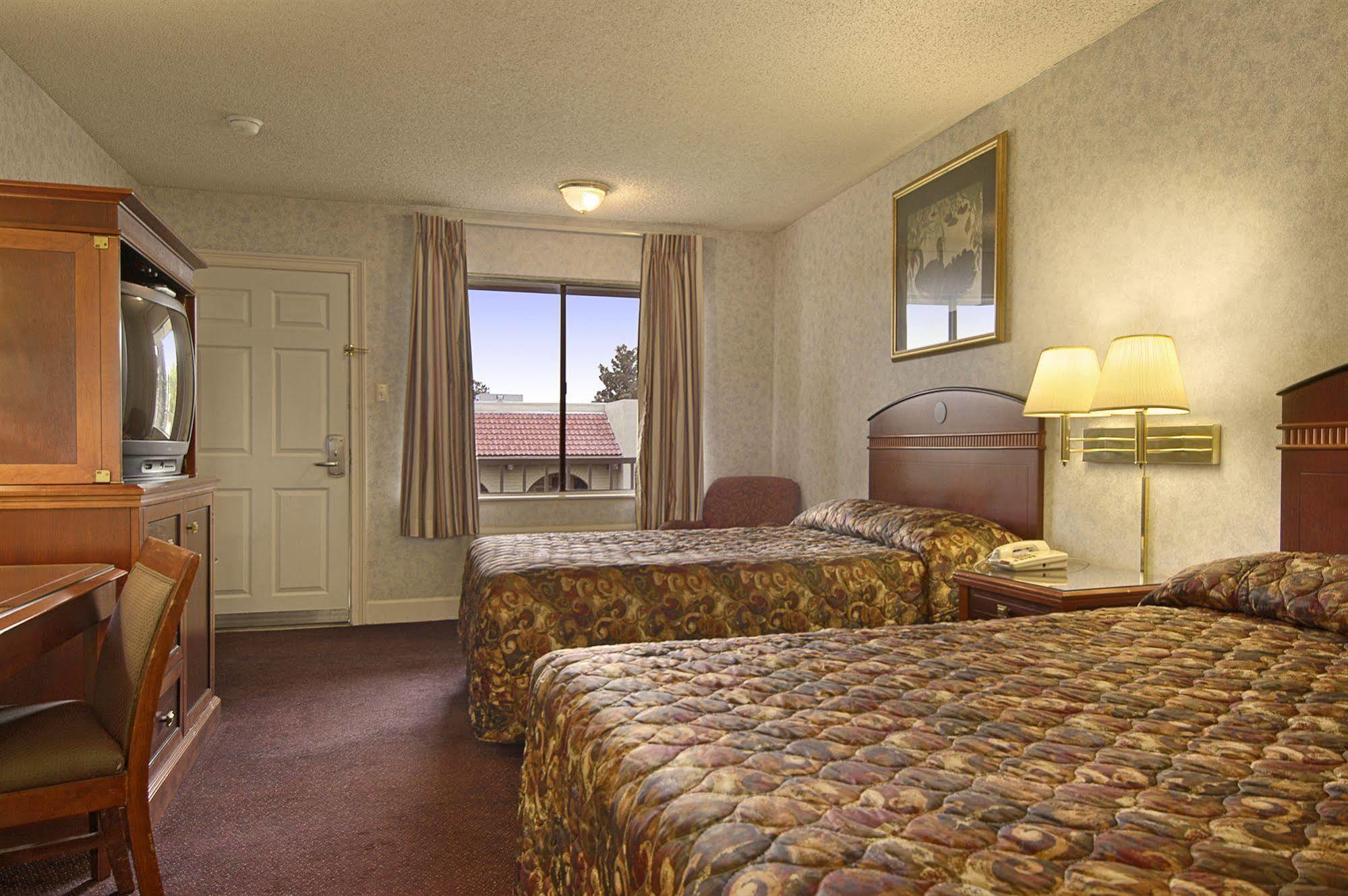 Courtyard Inn North Highlands Номер фото